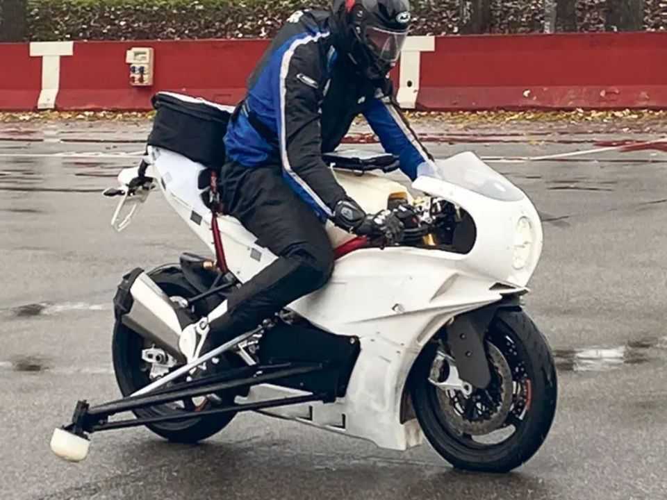 Bimota KB4 em testes